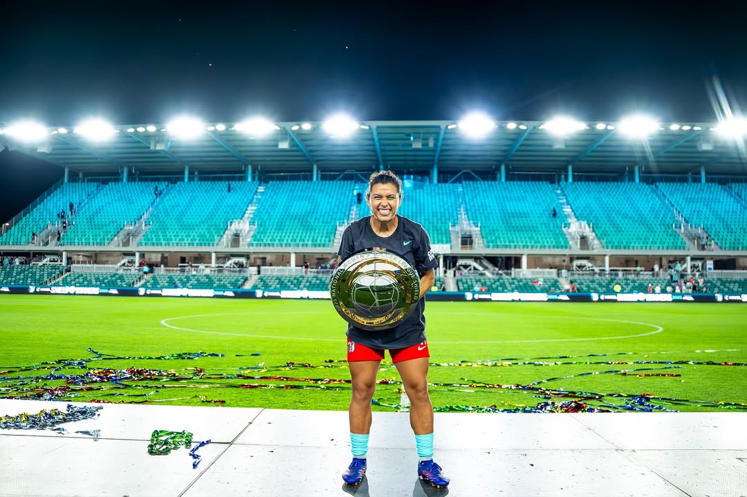 Imagen principal del artículo: Futbolista tica Raquel Rodríguez celebra el título de temporada regular en la NWSL con Kansas City Current