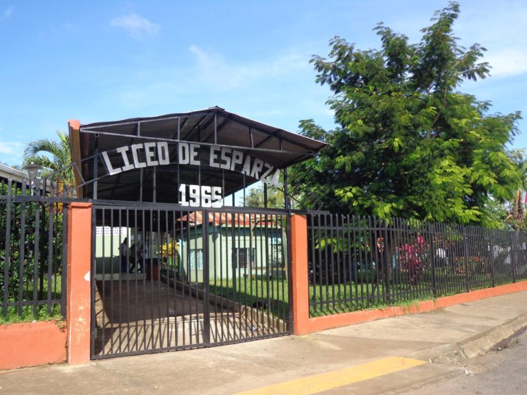 Casi dos años después, Liceo de Esparza sigue sin cumplir adecuaciones ordenadas para docente con discapacidad