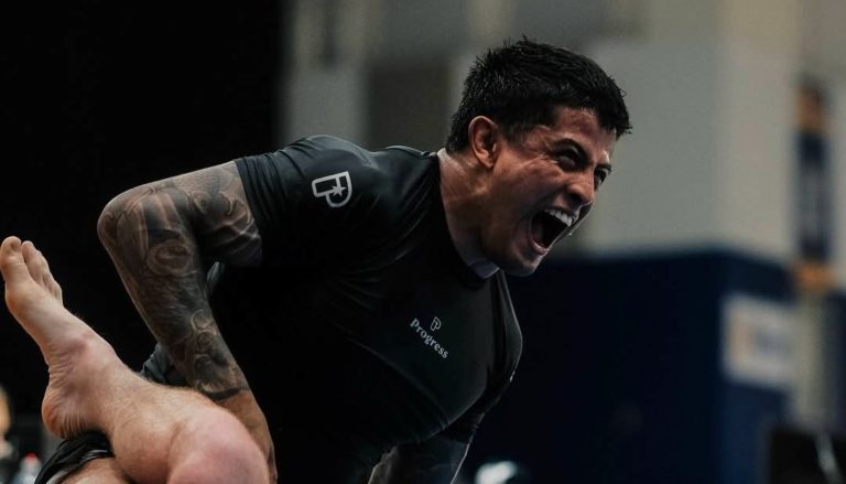 Atleta tico Julián Espinosa asciende al número uno del mundo en jiu-jitsu brasileño sin kimono