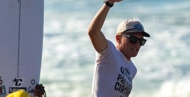 Surfista tico Sam Reidy conquista el Corona Pro Surf Circuit en Puerto Rico