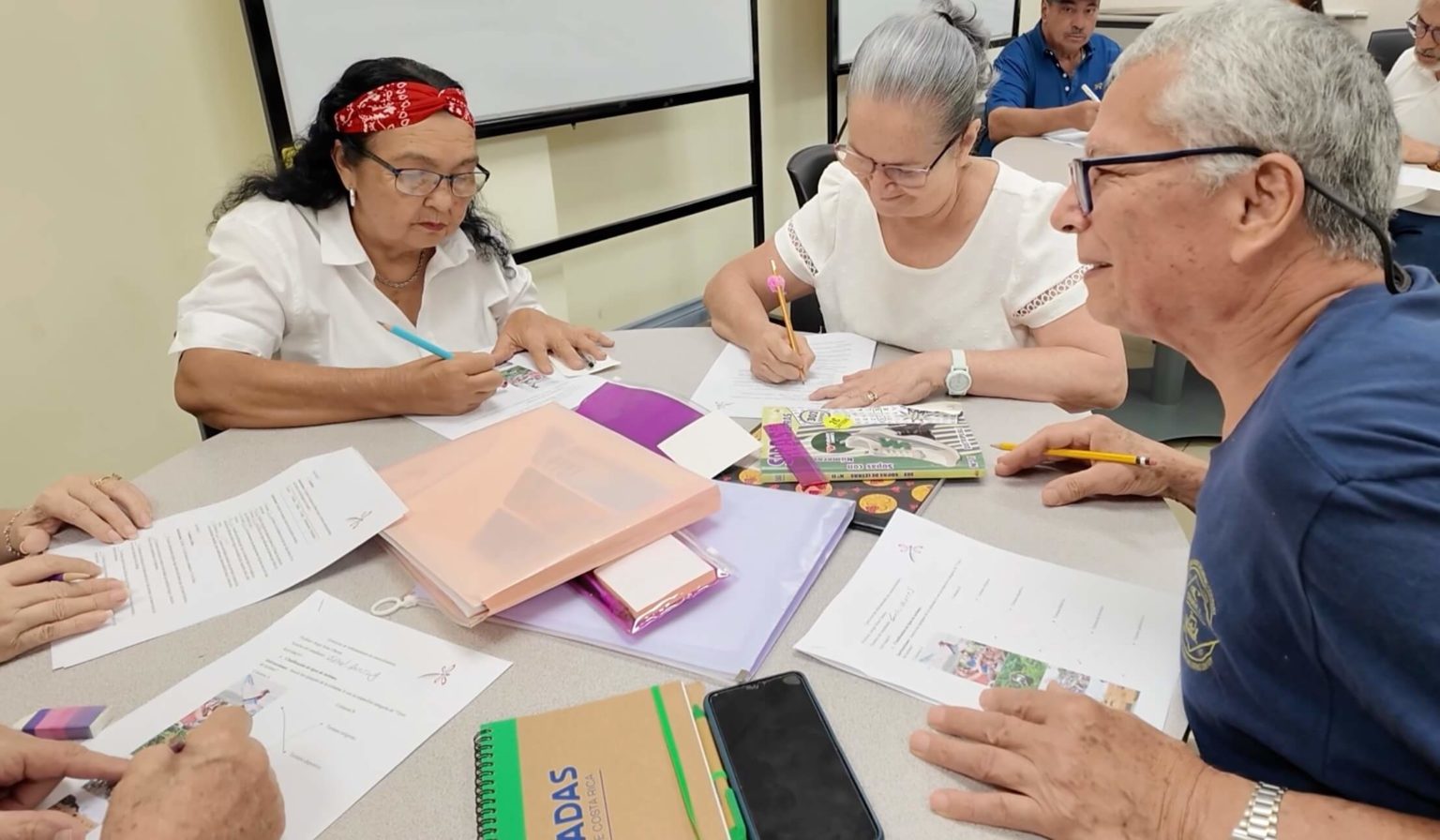 Imagen principal del artículo: 300 adultos mayores de Pérez Zeledón vuelven a la U para seguir aprendiendo
