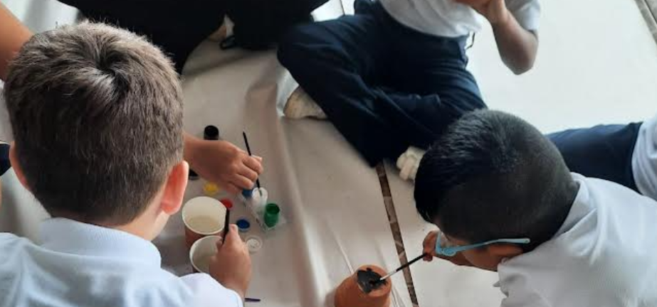 Estudiantes de UWC Costa Rica comparten saberes globales de agricultura con la Escuela de Santa Cecilia