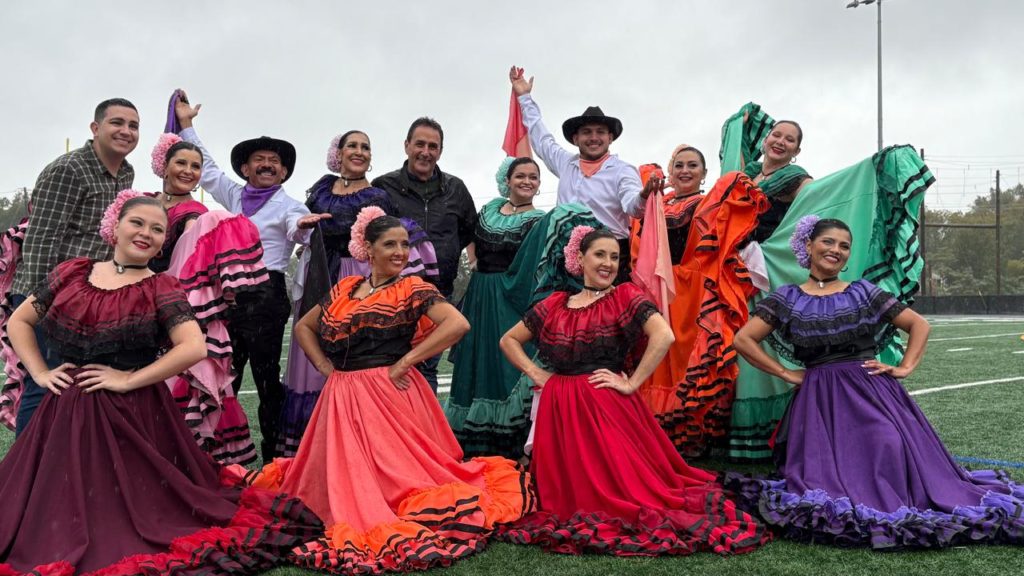 Talento nacional destaca en el "Desfile de la Hispanidad" con la Compañía Folclórica Colibrí