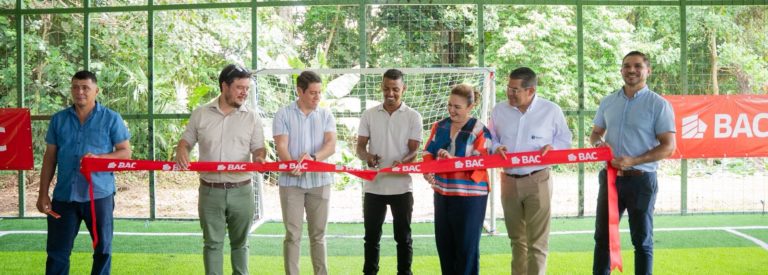 BAC impulsa el desarrollo de Sixaola con una nueva cancha sintética comunitaria