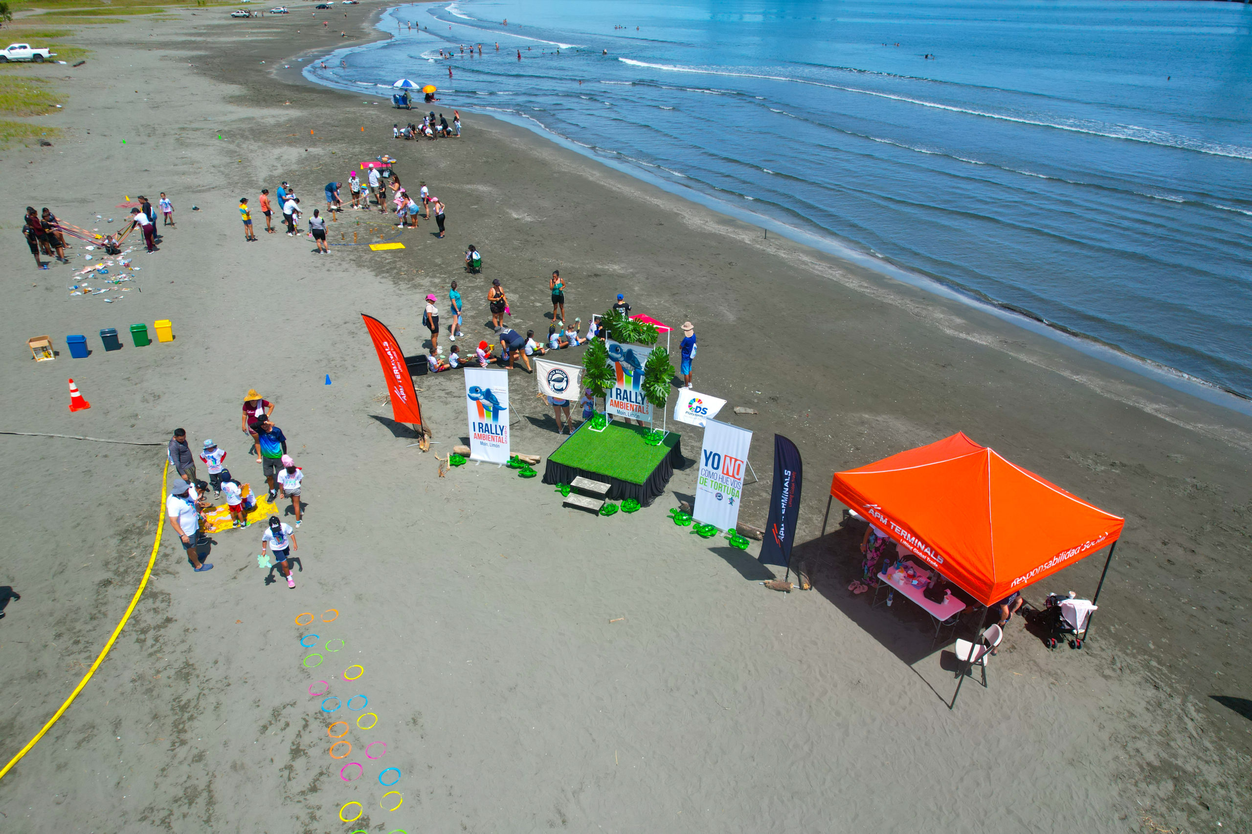 Imagen principal del artículo: Más de 100 niños y jóvenes disfrutaron de rally ambiental y social en playa Moín