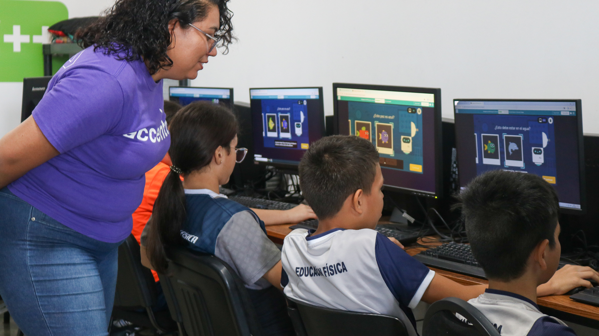 Imagen principal del artículo: Niños y niñas descubren su potencial científico en el Día STEAM 2025, con el apoyo de empresas tecnológicas globales