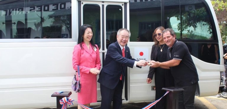 Embajada del Japón dona bus escolar para el Centro de Educación Especial en Grecia