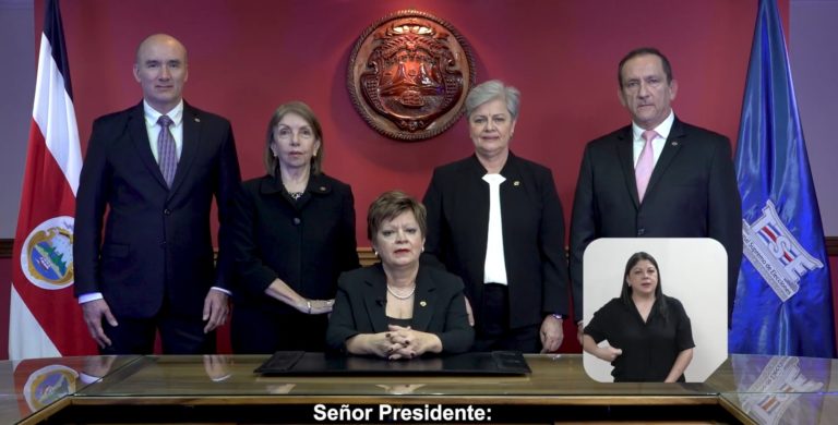 Doña Eugenia reacciona y le marca la cancha al presidente