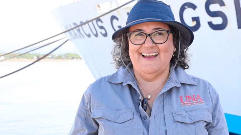 Floribeth Vega Solano, la voz que tranquiliza cuando pasa el temblor