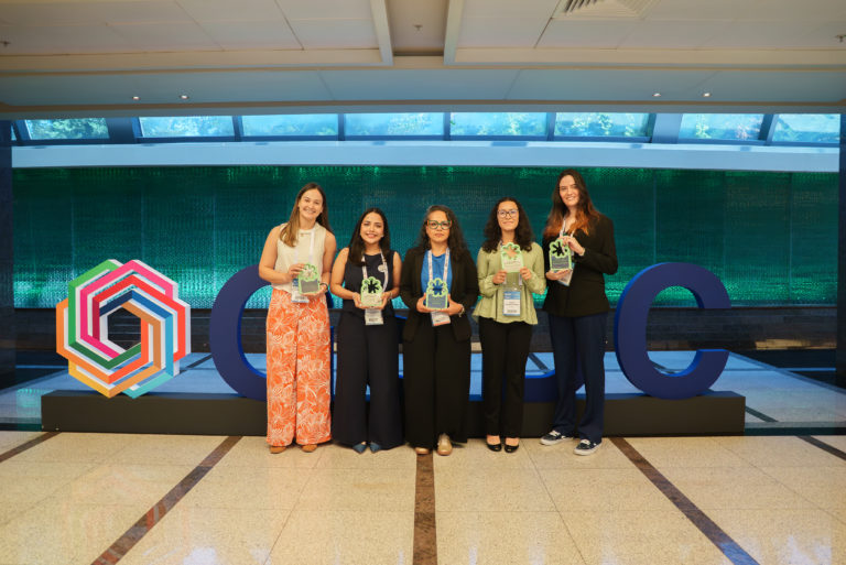 Emprendedora costarricense gana premio internacional por convertir residuos agrícolas en protectores solares amigables con los océanos