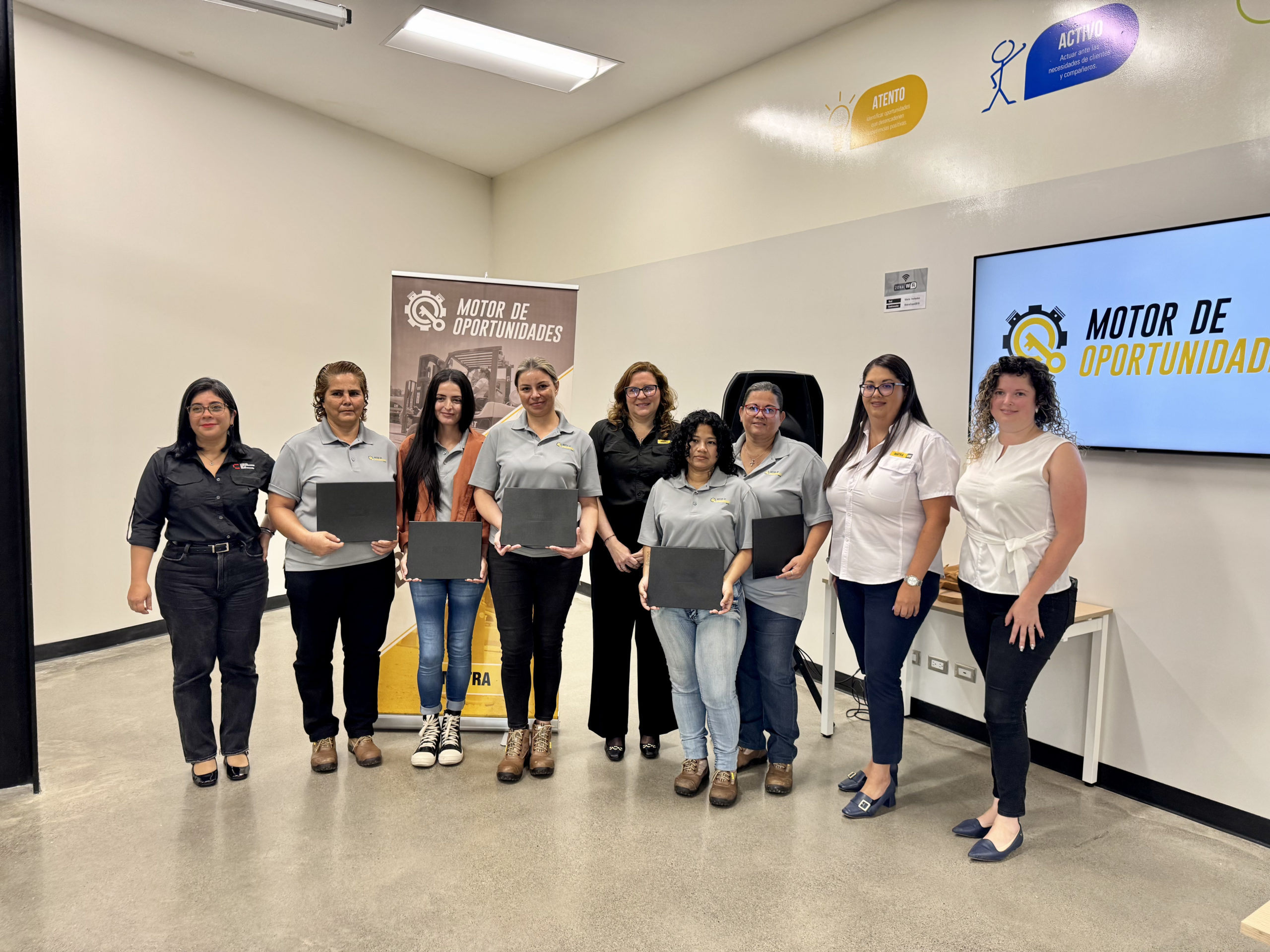 Imagen principal del artículo: MATRA celebra la décima generación de mujeres operadoras de montacargas