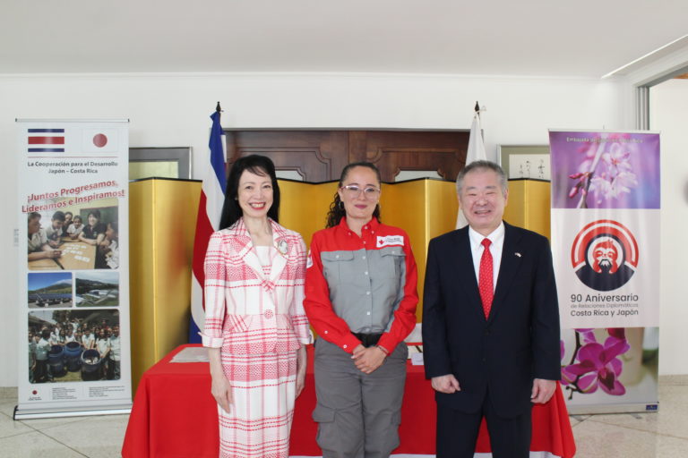 Embajada de Japón entregó donación a la Cruz Roja para la compra de una ambulancia