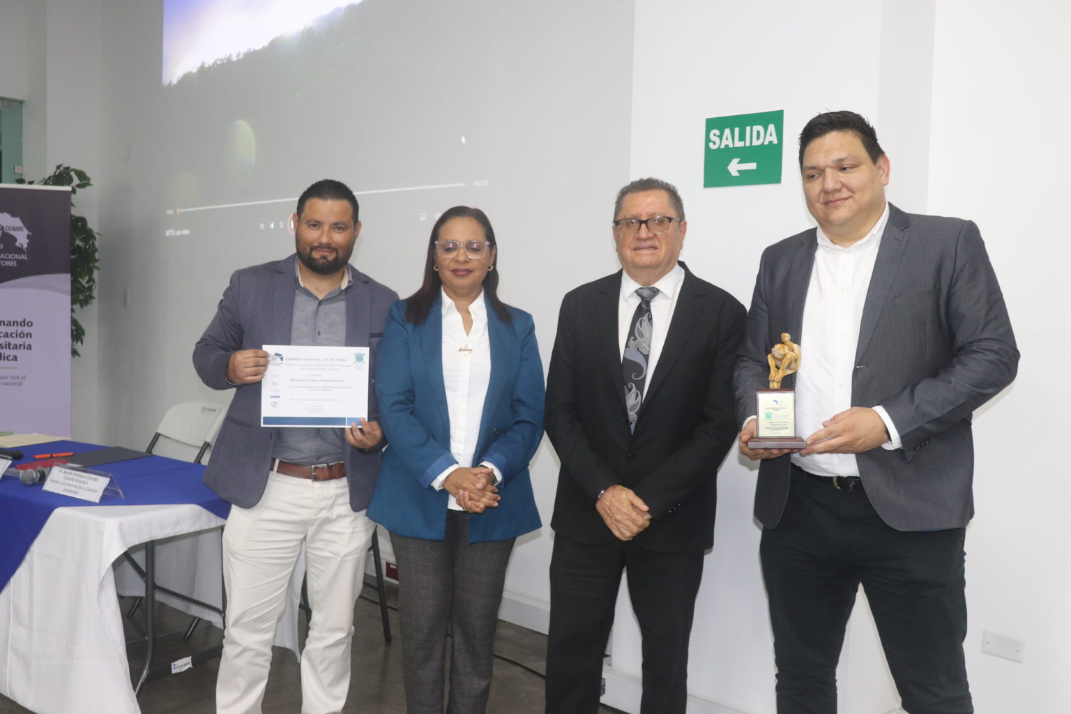 Imagen principal del artículo: CONARE reconoce liderazgo empresarial en sostenibilidad con el "Premio a la Innovación en Gestión Ambiental Empresarial con Enfoque en Cambio Climático"