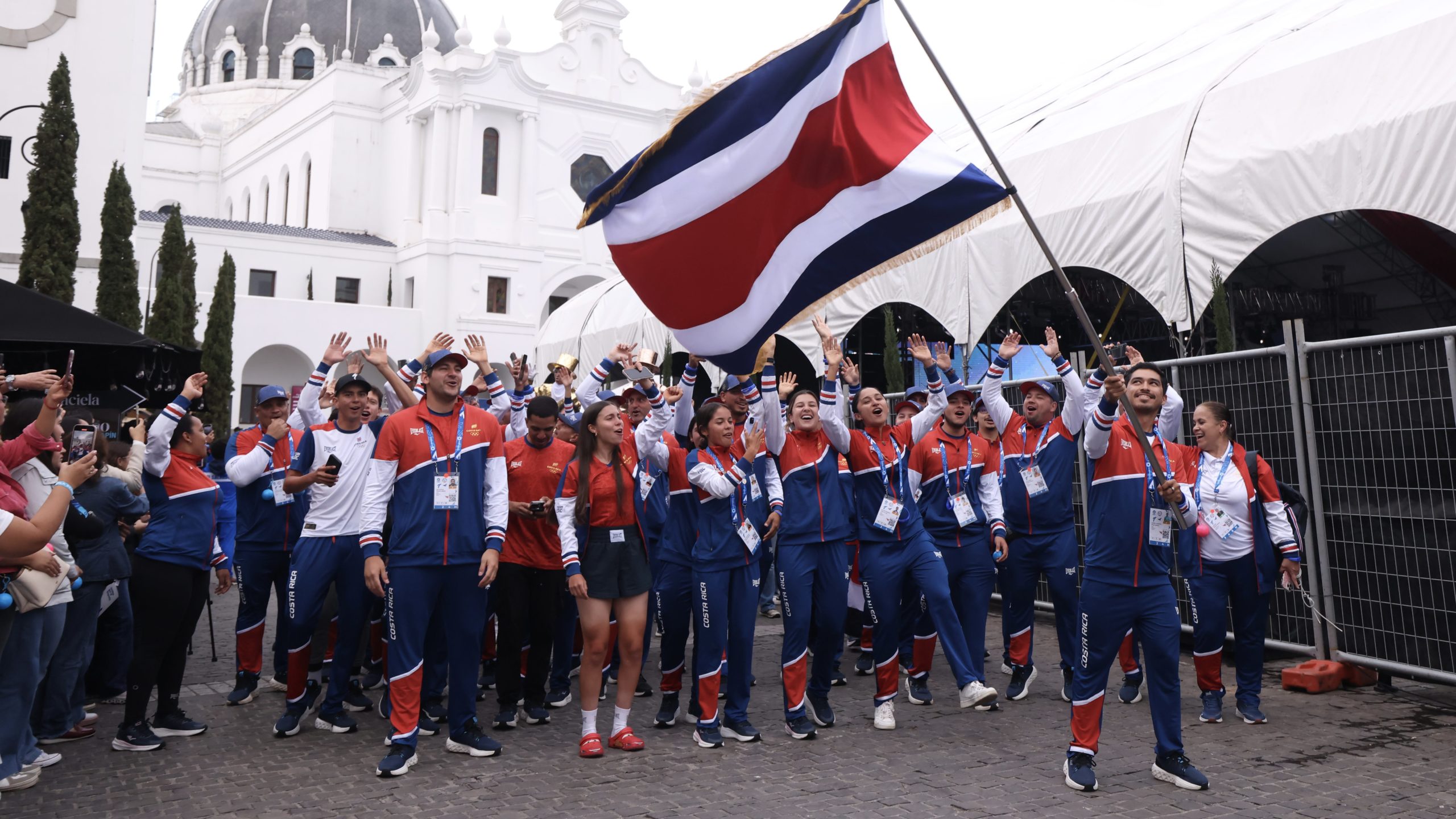 Imagen principal del artículo: Costa Rica desfiló con orgullo en la inauguración de los XII Juegos Centroamericanos en Ciudad Cayalá