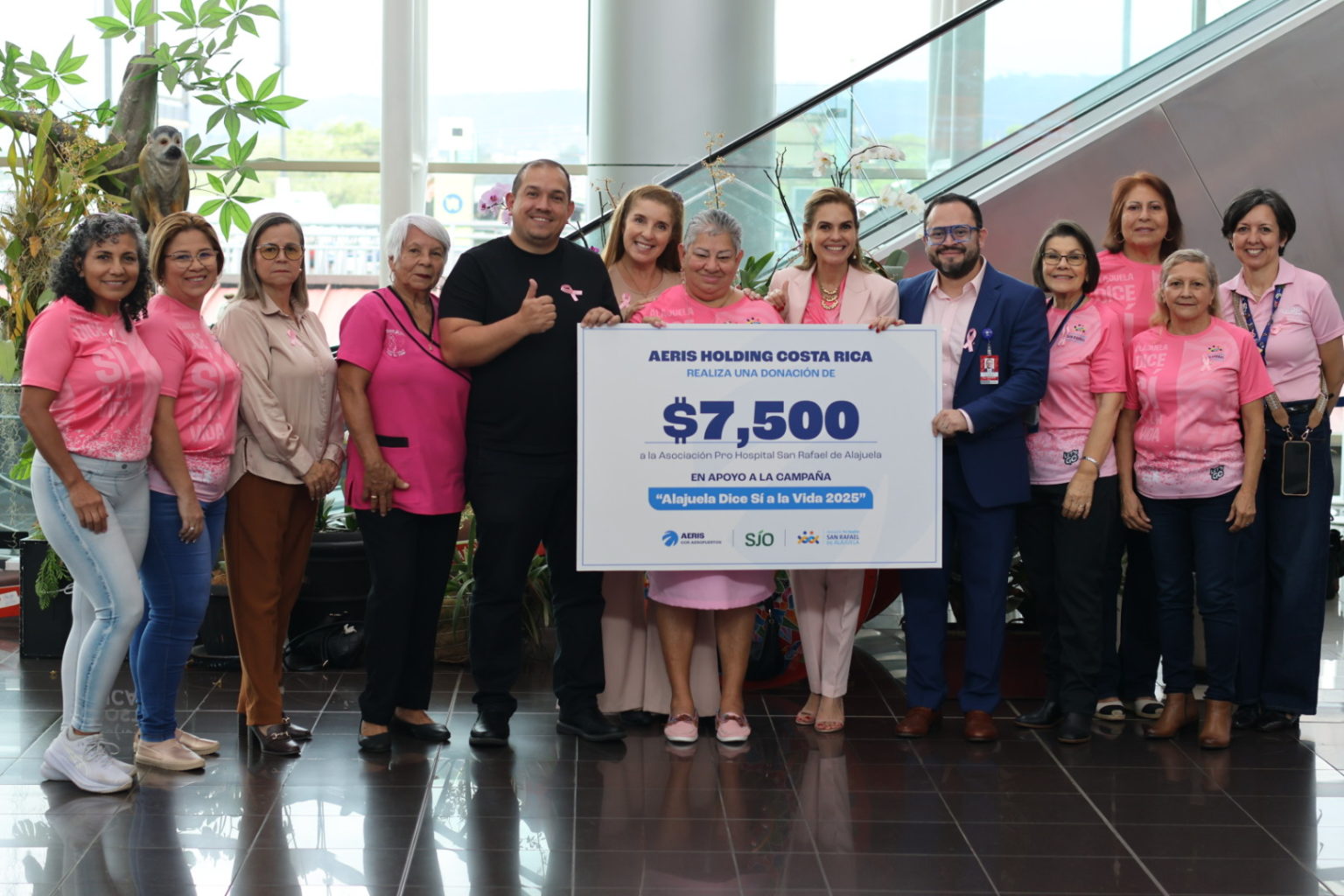 Imagen principal del artículo: AERIS dona equipo de ultrasonido portátil al Hospital San Rafael de Alajuela para fortalecer la detección temprana del cáncer