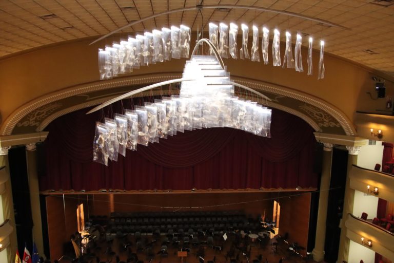 Teatro Melico Salazar estrena lámpara inspirada en la orquídea blanca costarricense