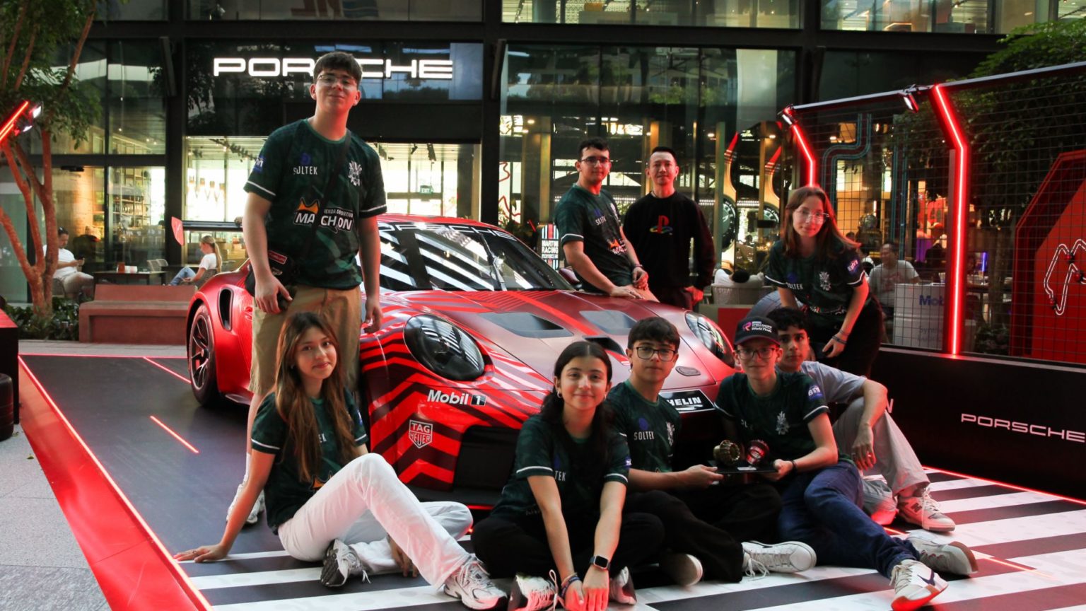 Imagen principal del artículo: Porsche acompaña a estudiantes costarricenses en las finales mundiales de STEM Racing en Singapur