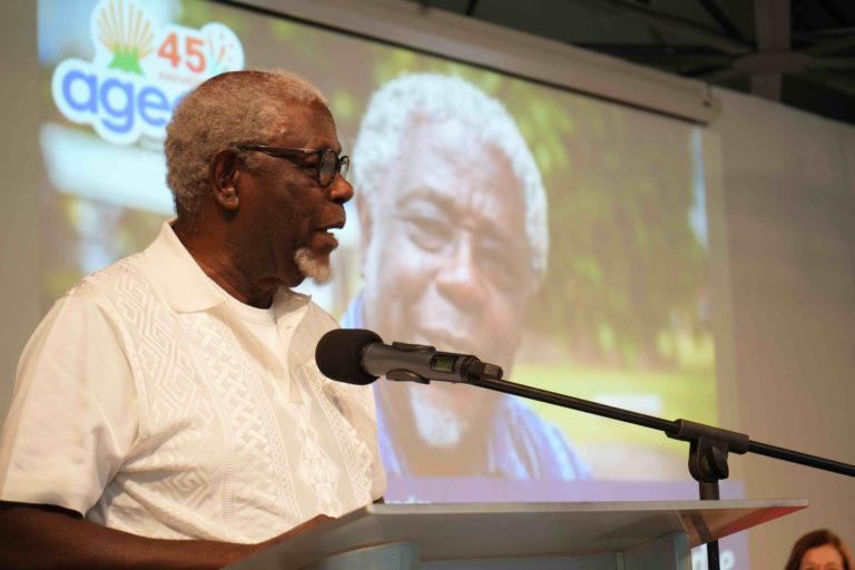 Mayores de 60 años brillan en concurso literario dedicado a Quince Duncan