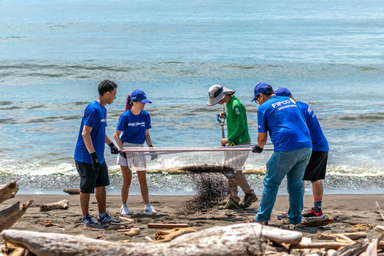 FIFCO incorpora la recolección de microplásticos en sus jornadas de voluntariado ambiental