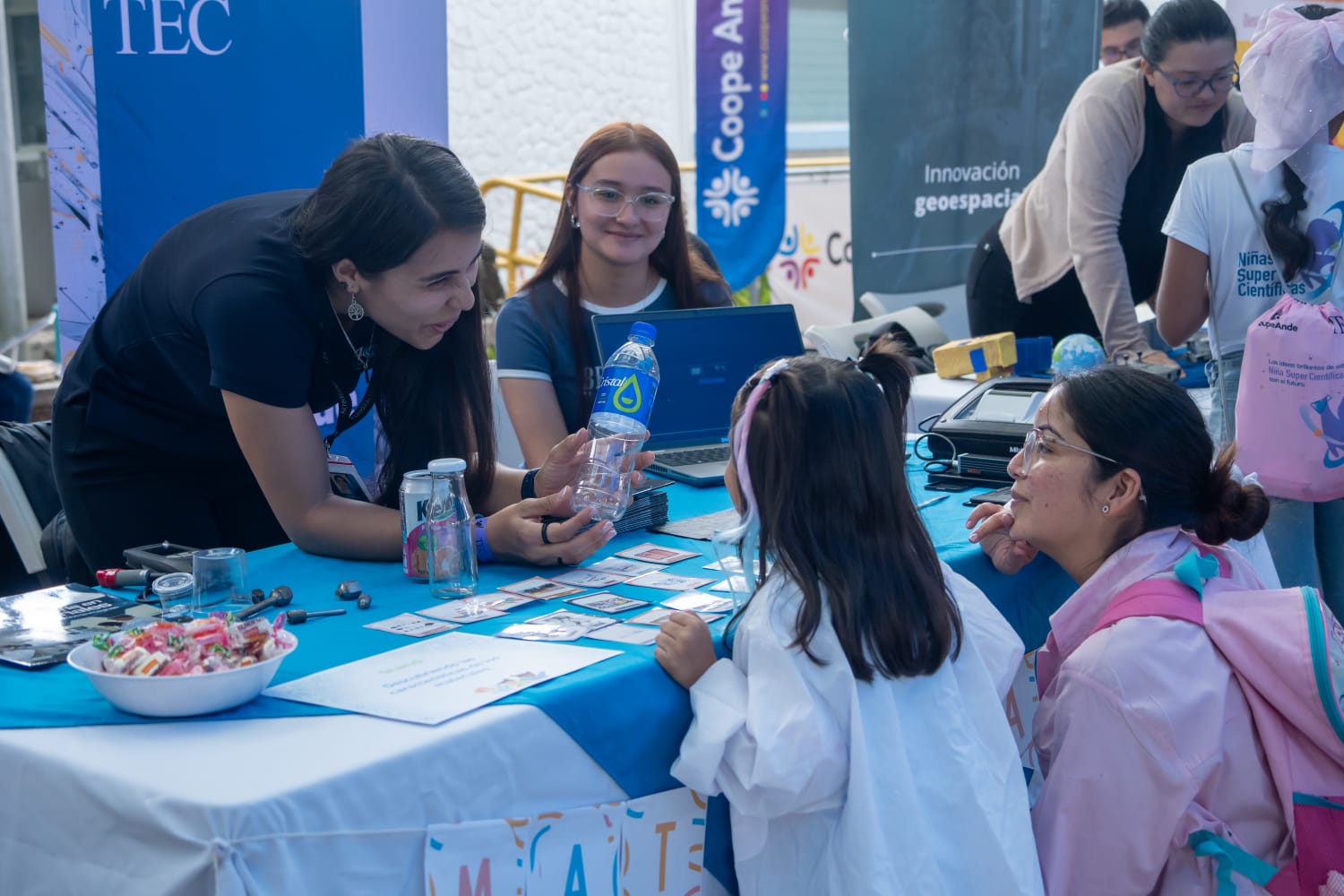 Imagen principal del artículo: TEC recibió a más de 100 “Niñas Supercientíficas” para una jornada STEM