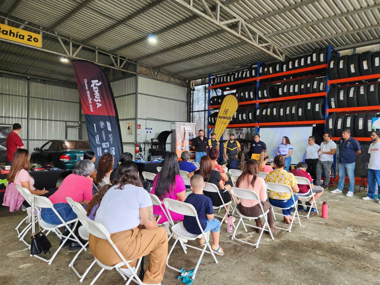 Imagen principal del artículo: Autolub impulsa talleres gratuitos de mecánica básica para mujeres