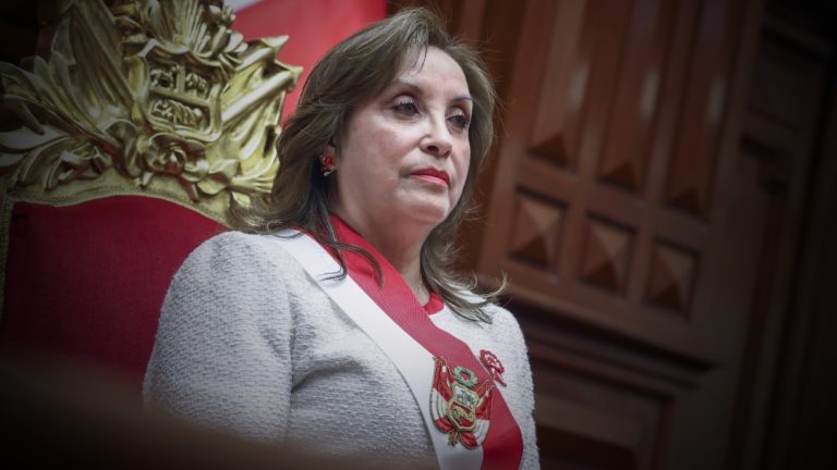 Congreso de Perú destituye a la presidenta Dina Boluarte tras declarla "incapaz" de afrontar la crisis de seguridad