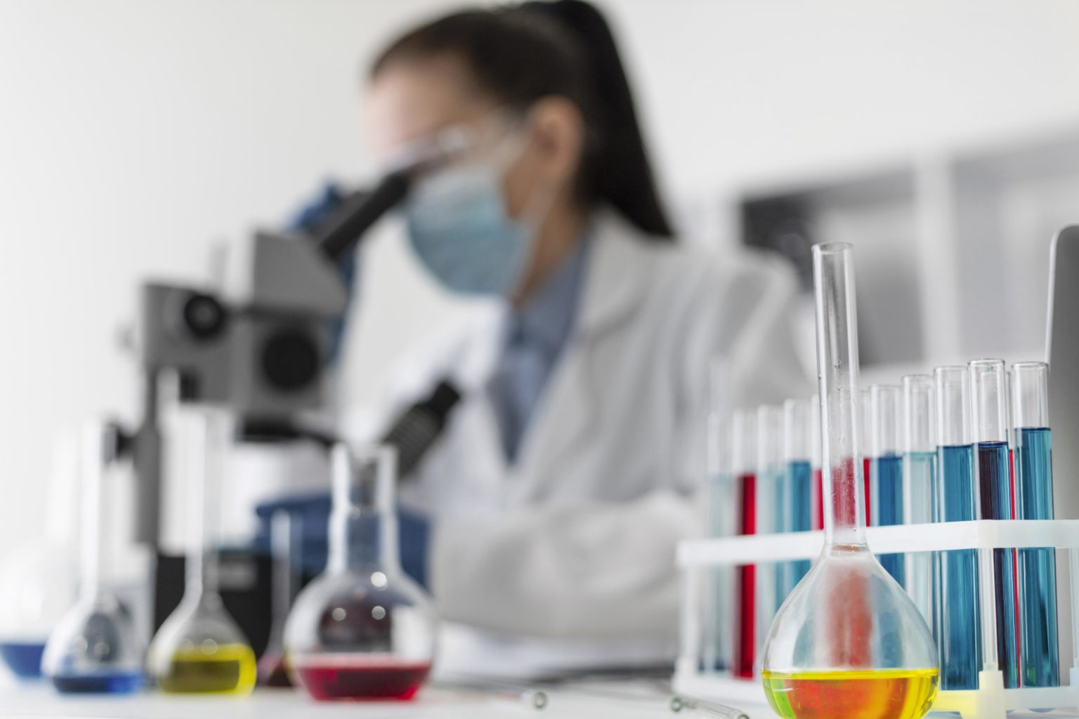 Imagen principal del artículo: Investigación de la UNED advierte que estereotipos y violencia digital alejan a mujeres de carreras STEM
