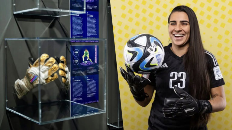 Guantes de la costarricense Daniela Solera son exhibidos en el Museo de la FIFA en Suiza