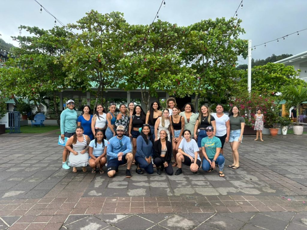 Veinte mujeres del Pacífico costarricense conquistan el mar con la Escuela para Náuticas de FECOP