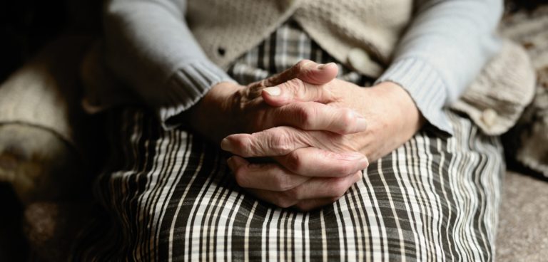 Abandono de personas adultas mayores: la otra cara de diciembre