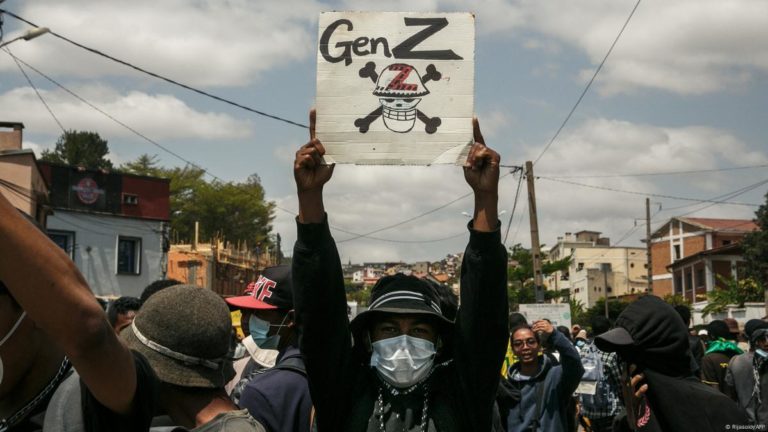 Presidente de Madagascar huye del país ante protestas de la 'Generación Z'