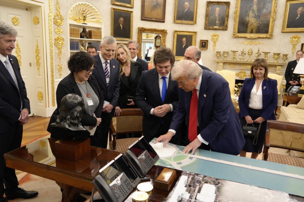 Trump condiciona rescate financiero a Argentina a triunfo electoral de Milei