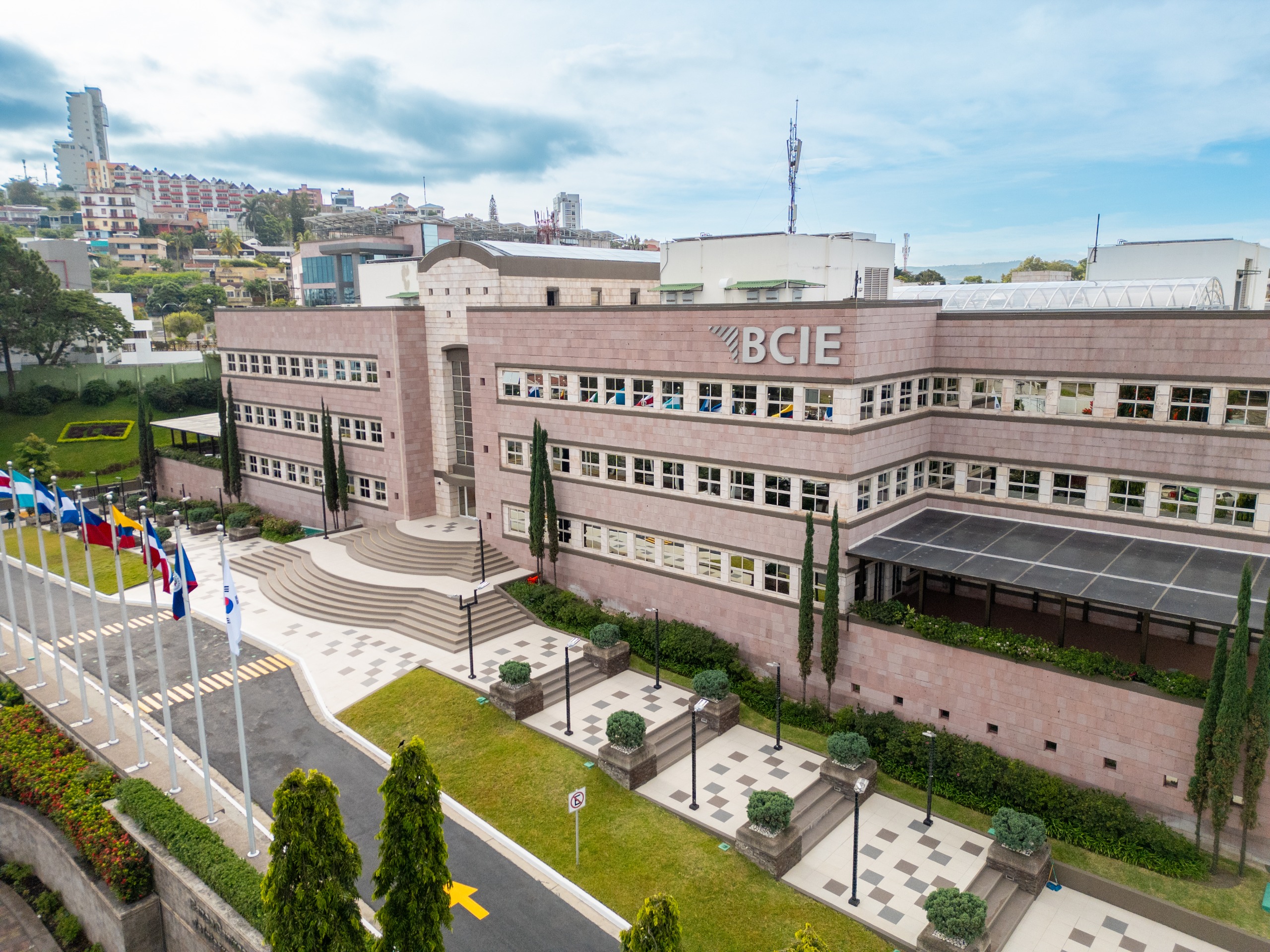 Imagen principal del artículo: En el segundo año de gestión de Gisela Sánchez, el BCIE alcanza su mayor hito financiero: calificación AA+