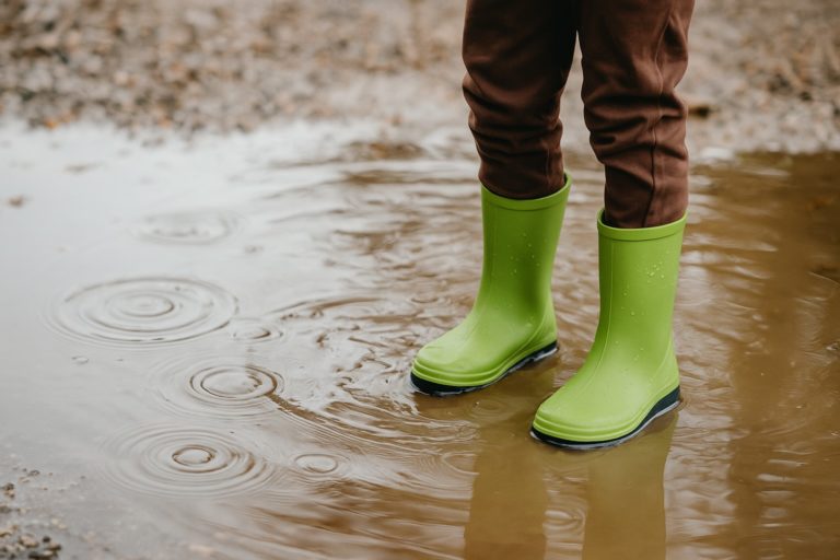 INS lanza campaña “Botatón” para donar botas de hule a niños de la comunidad Maleku