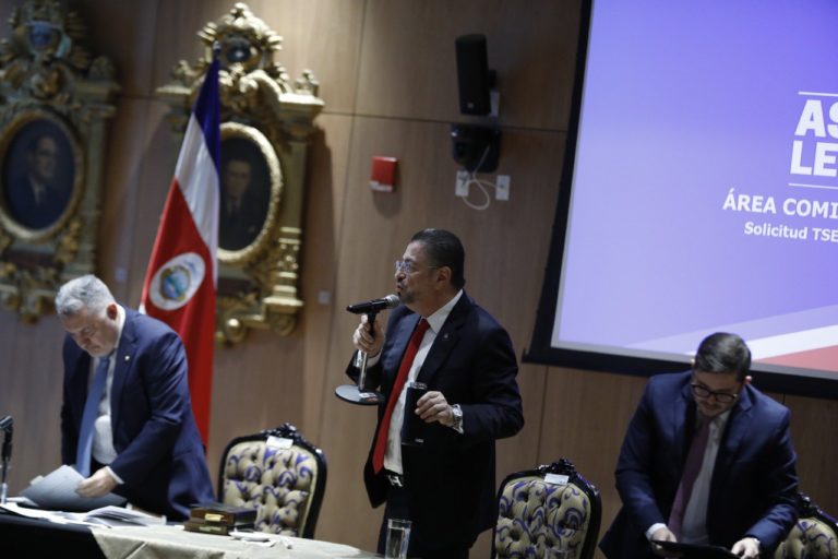 Chaves abandona abruptamente comisión que analiza solicitud de levantamiento de su inmunidad