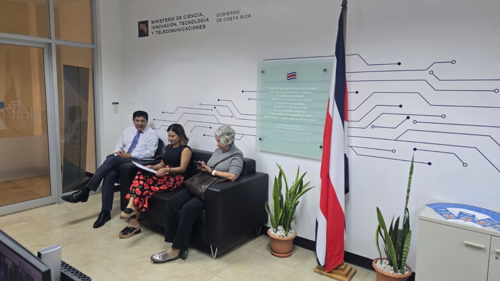 Integrantes del Consejo Universitario entregaron