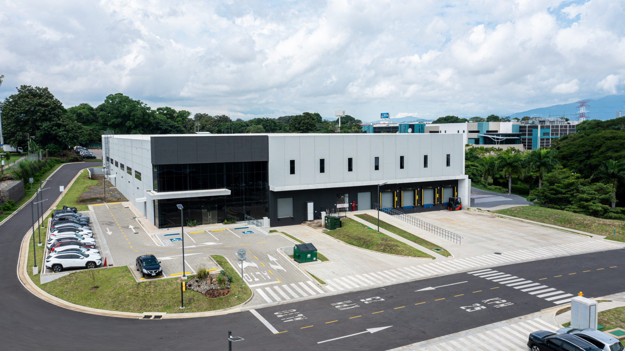 Imagen principal del artículo: ECI, empresa ubicada en Coyol Free Zone, cuenta con moderno laboratorio de pruebas de empaque y estabilidad