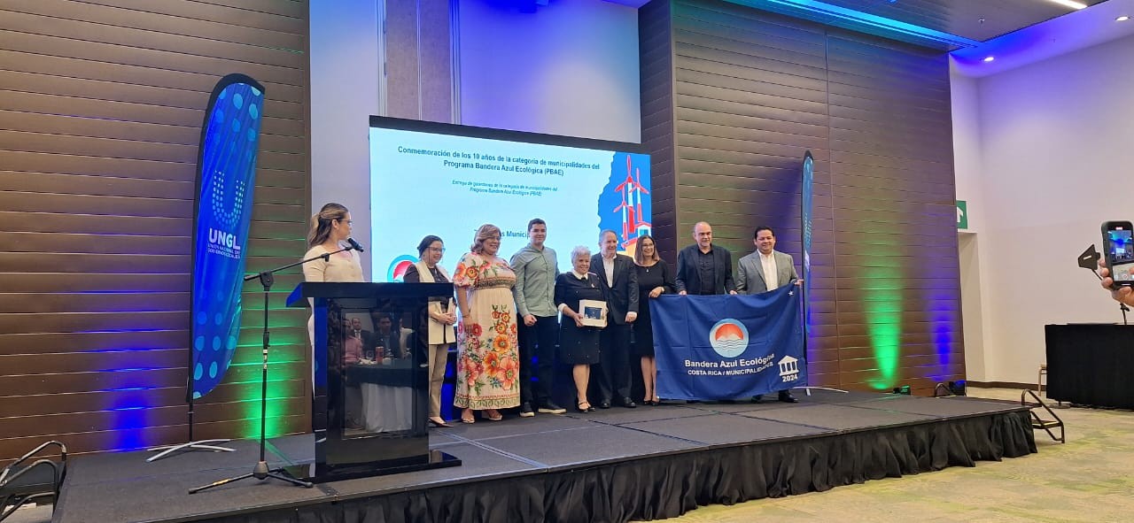 Imagen principal del artículo: La Municipalidad de Santa Ana Recibe siete Banderas Azul Ecológica con Distintivo de tres Estrellas