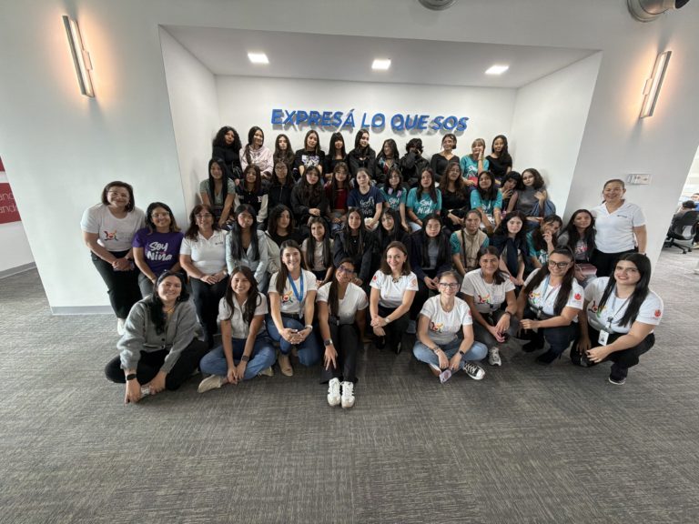 Niñas de Desamparados, Los Guidos y Río Azul reciben capacitación de Liberty en hábitos positivos e Inteligencia Artificial