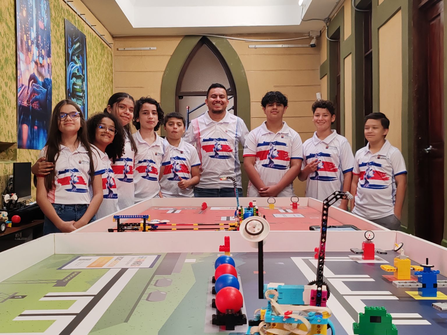 Imagen principal del artículo: Ocho estudiantes de Cartago representarán a Costa Rica en la Olimpiada Mundial de Robótica en Singapur