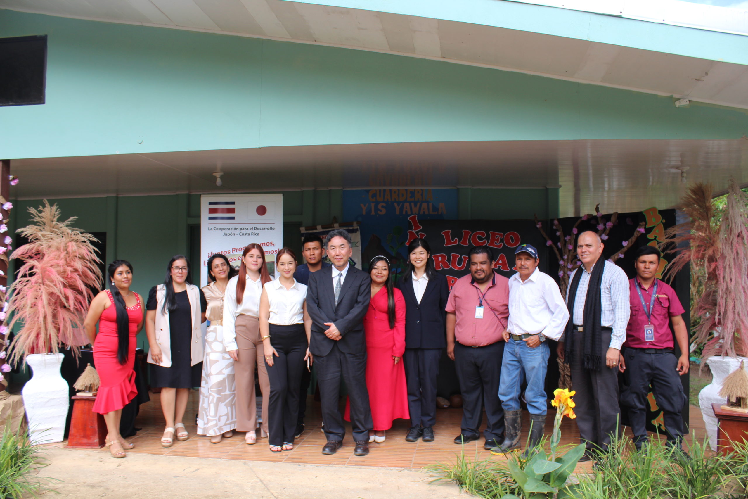Imagen principal del artículo: Embajada del Japón entrega albergues al Liceo Rural Roca Quemada en territorio Indígena Cabécar