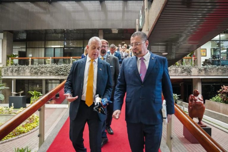 Congresista de EE. UU. convoca a embajadora costarricense por proceso de beligerancia contra Chaves