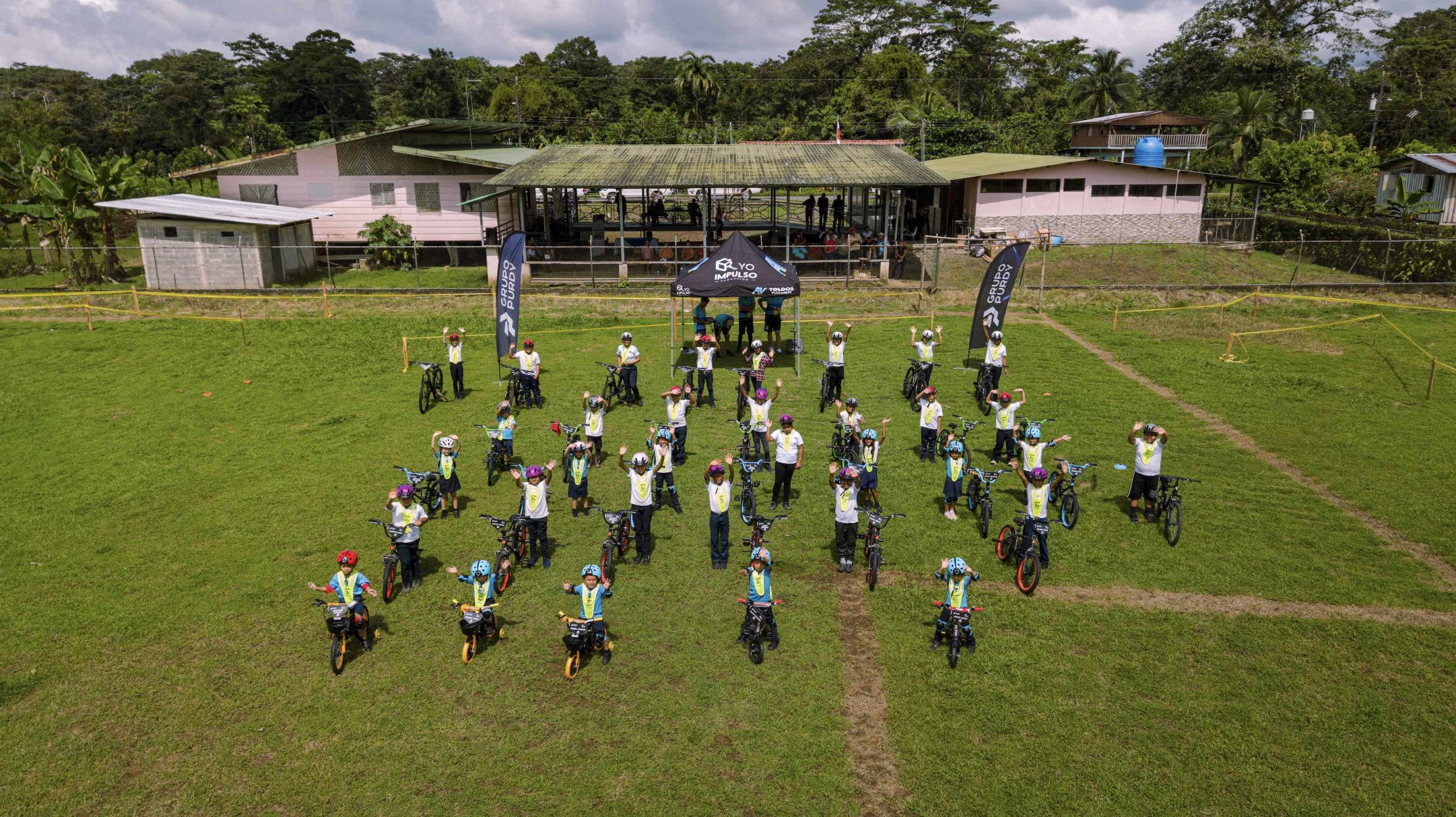 Imagen principal del artículo: Estudiantes de Sarapiquí reciben bicicletas y equipo de protección para llegar seguros a clases