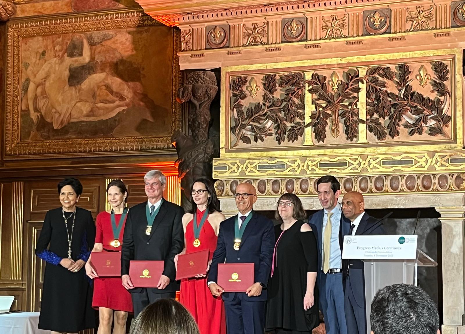 Imagen principal del artículo: Presidente de AED es galardonado en París con la Medalla del Progreso 2025 por impulsar modelos empresariales sostenibles