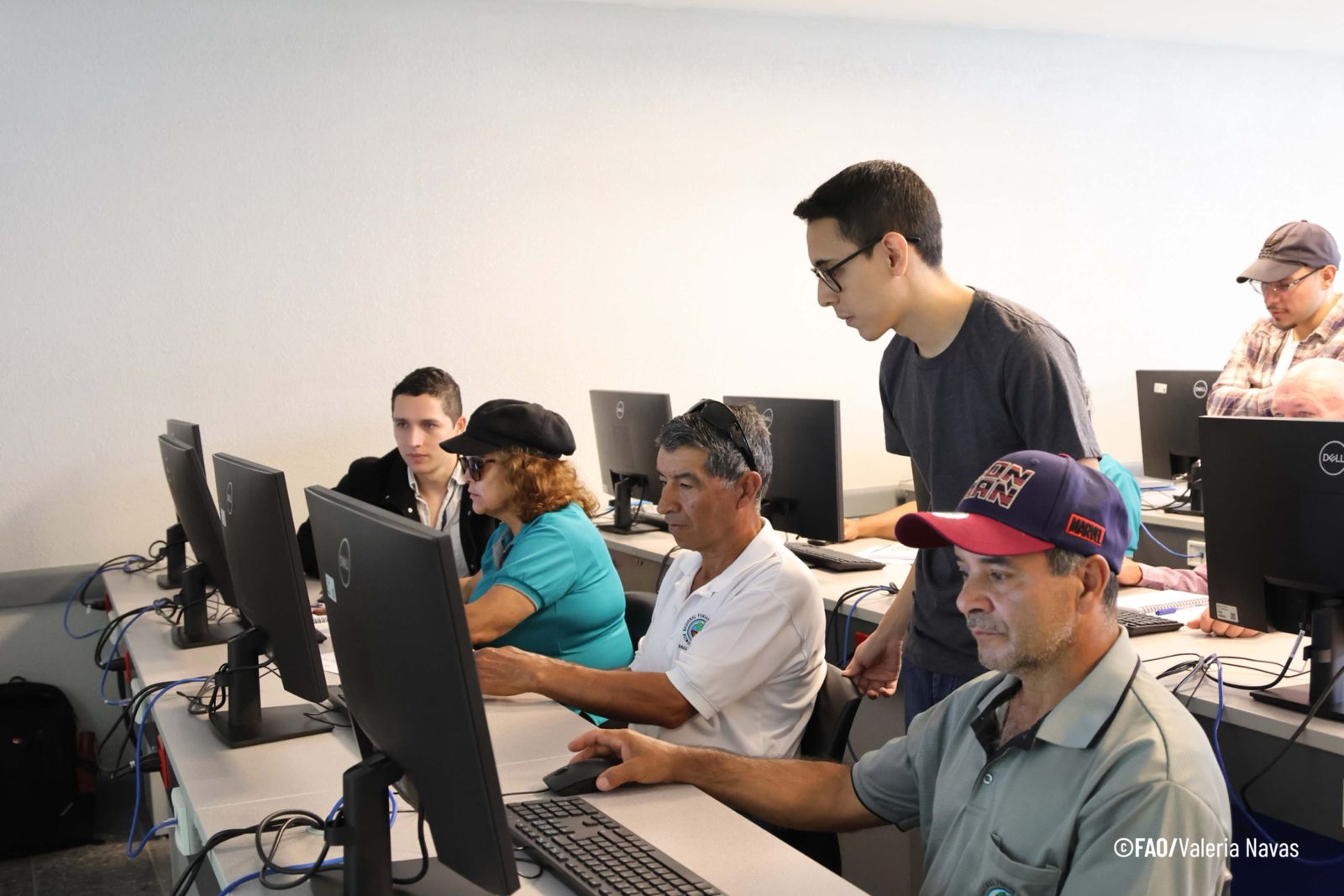 Imagen principal del artículo: Personas productoras fortalecen sus capacidades digitales en taller práctico