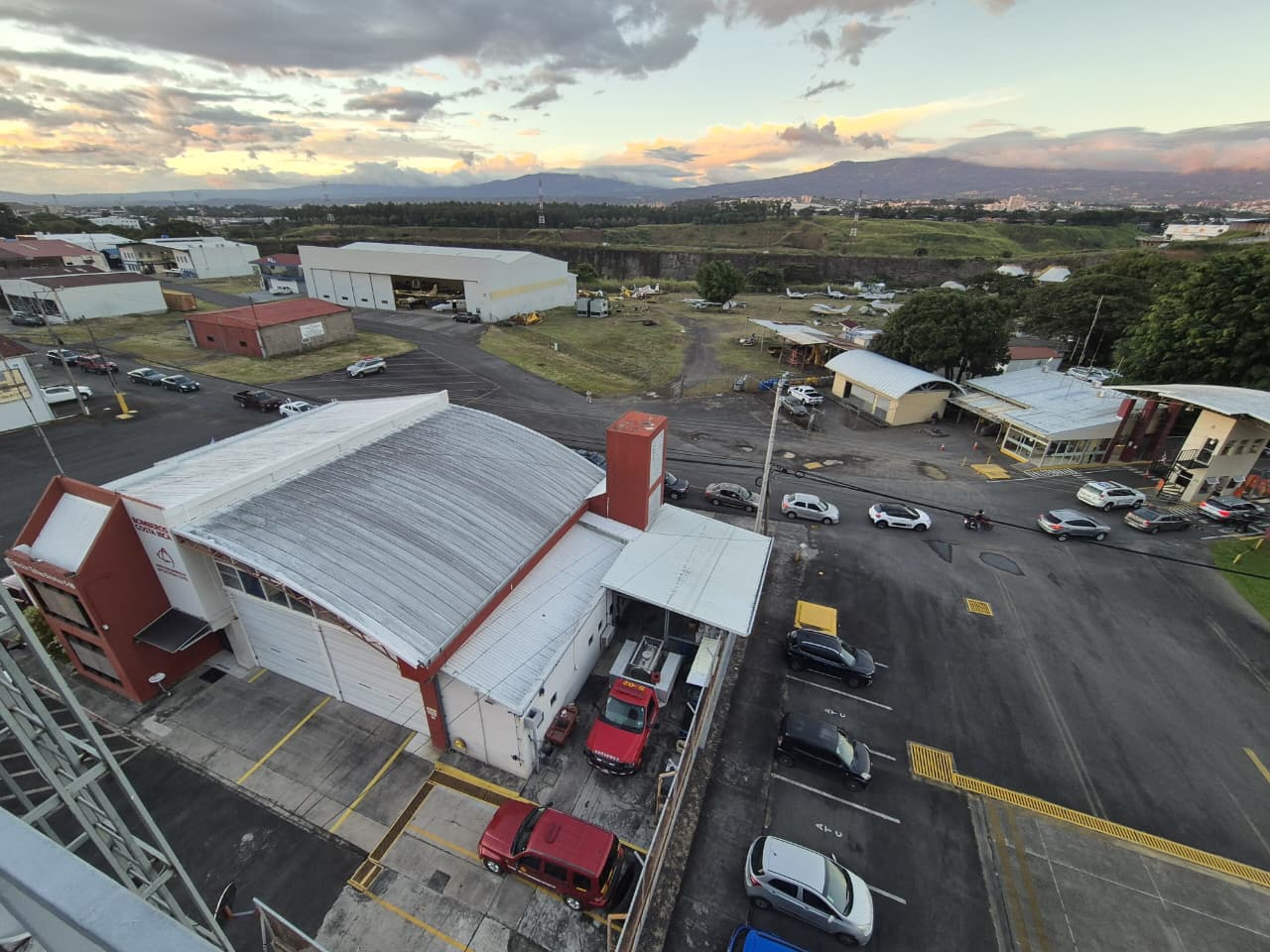Imagen principal del artículo: Usuarios del aeropuerto Tobías Bolaños denuncian restricciones sin sustento técnico y piden aplicar reglamento vigente