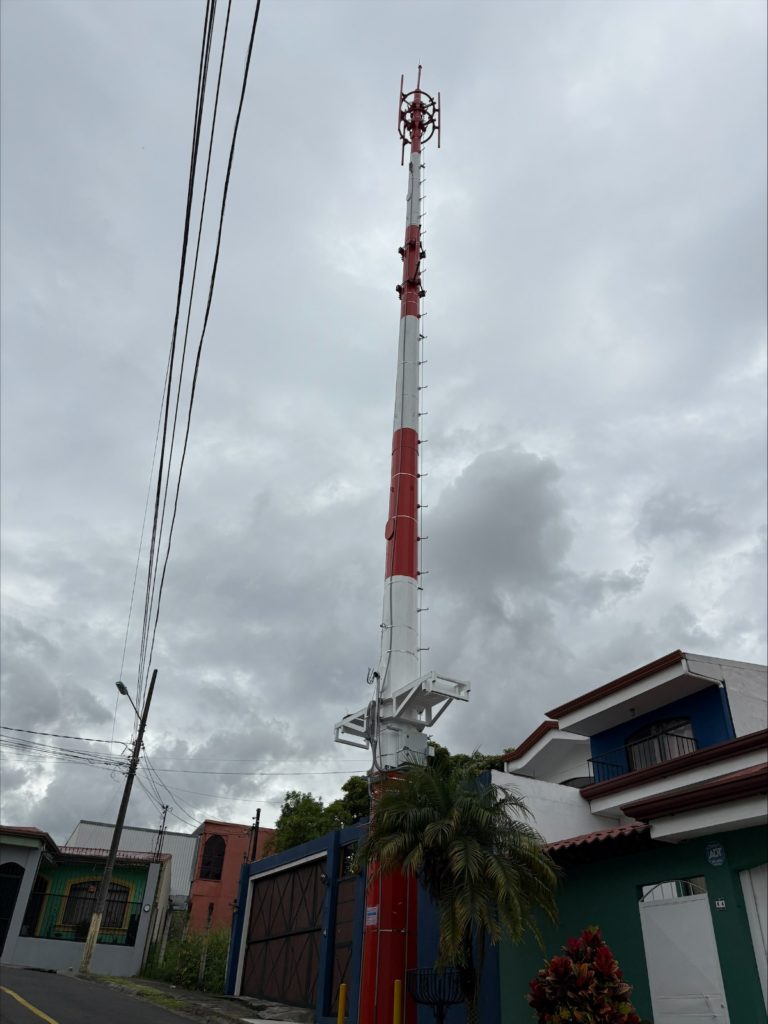 Recientemente vecinos de diversas comunidades han empezado a percibir una proliferación de torres sobre las aceras.