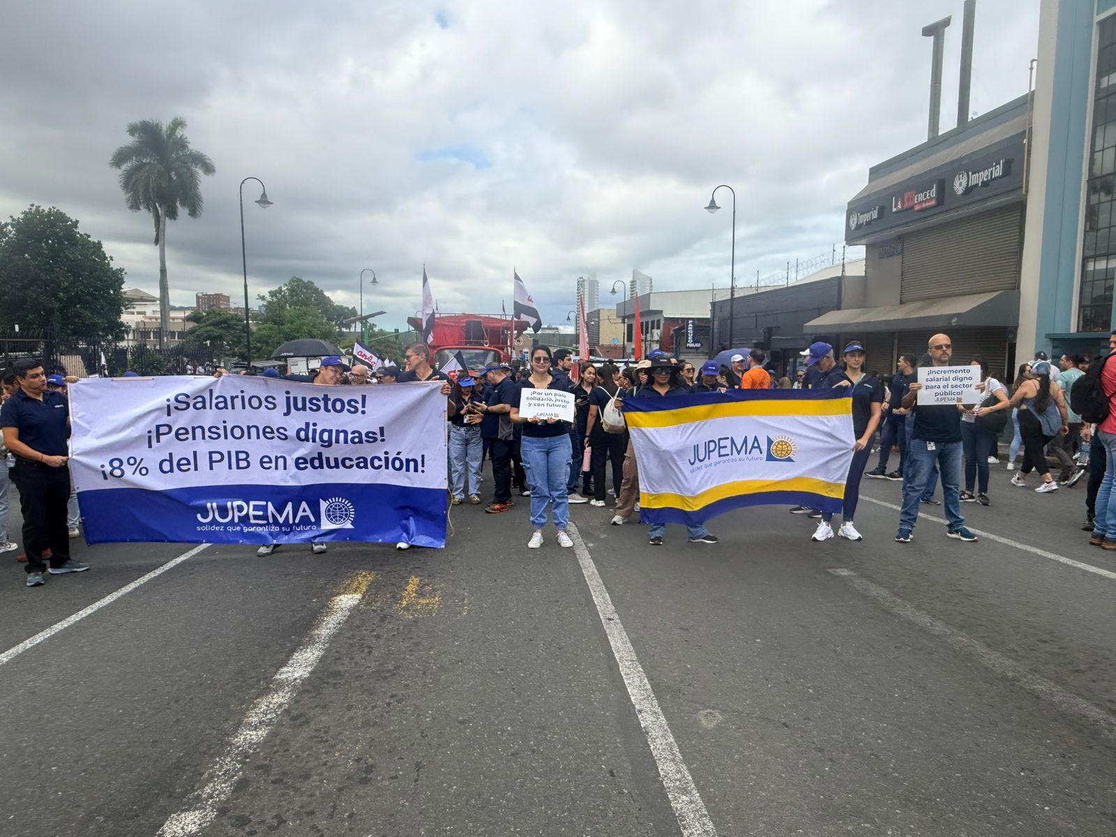 Imagen principal del artículo: Jupema marcha en defensa de la educación pública, los derechos laborales y las pensiones dignas