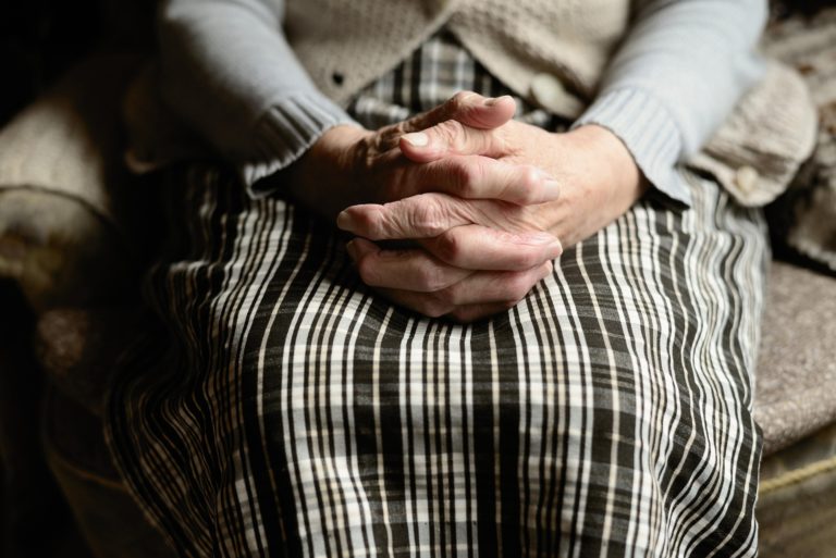 Postergar el hospital geriátrico hasta 2038: condenar a la vejez a seguir esperando