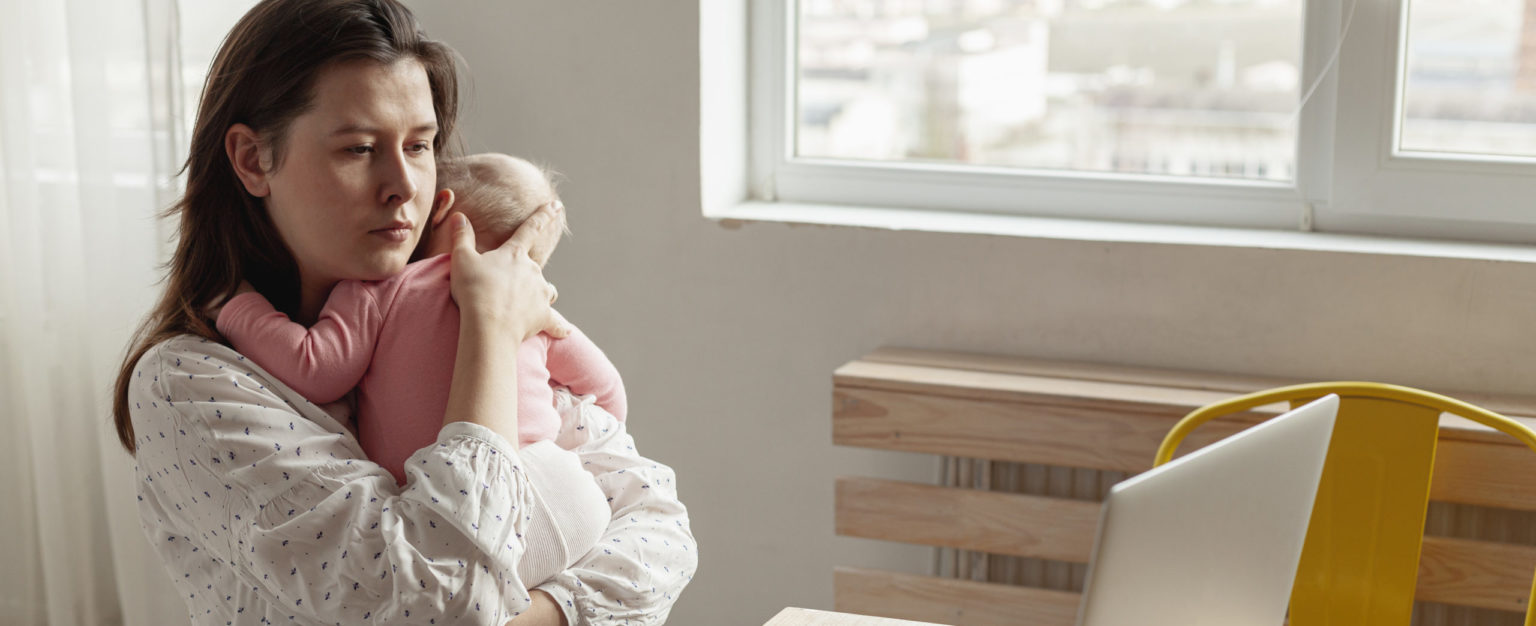 Imagen principal del artículo: PEN: Mujeres con hijos enfrentan más obstáculos para insertarse, mantenerse y progresar laboralmente